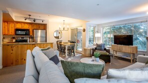 Televisión y chimenea 