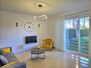 TV - Lura 3 Holiday Homes 255 (Gjiri Lalzit)