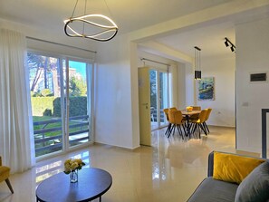 TV - Lura 3 Holiday Homes 255 (Gjiri Lalzit)