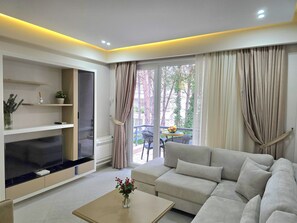 TV - Lura 3 Holiday Homes 178 (Gjiri Lalzit)