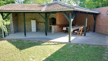 House (Holiday Home Saniv) | BBQ/picnic Area