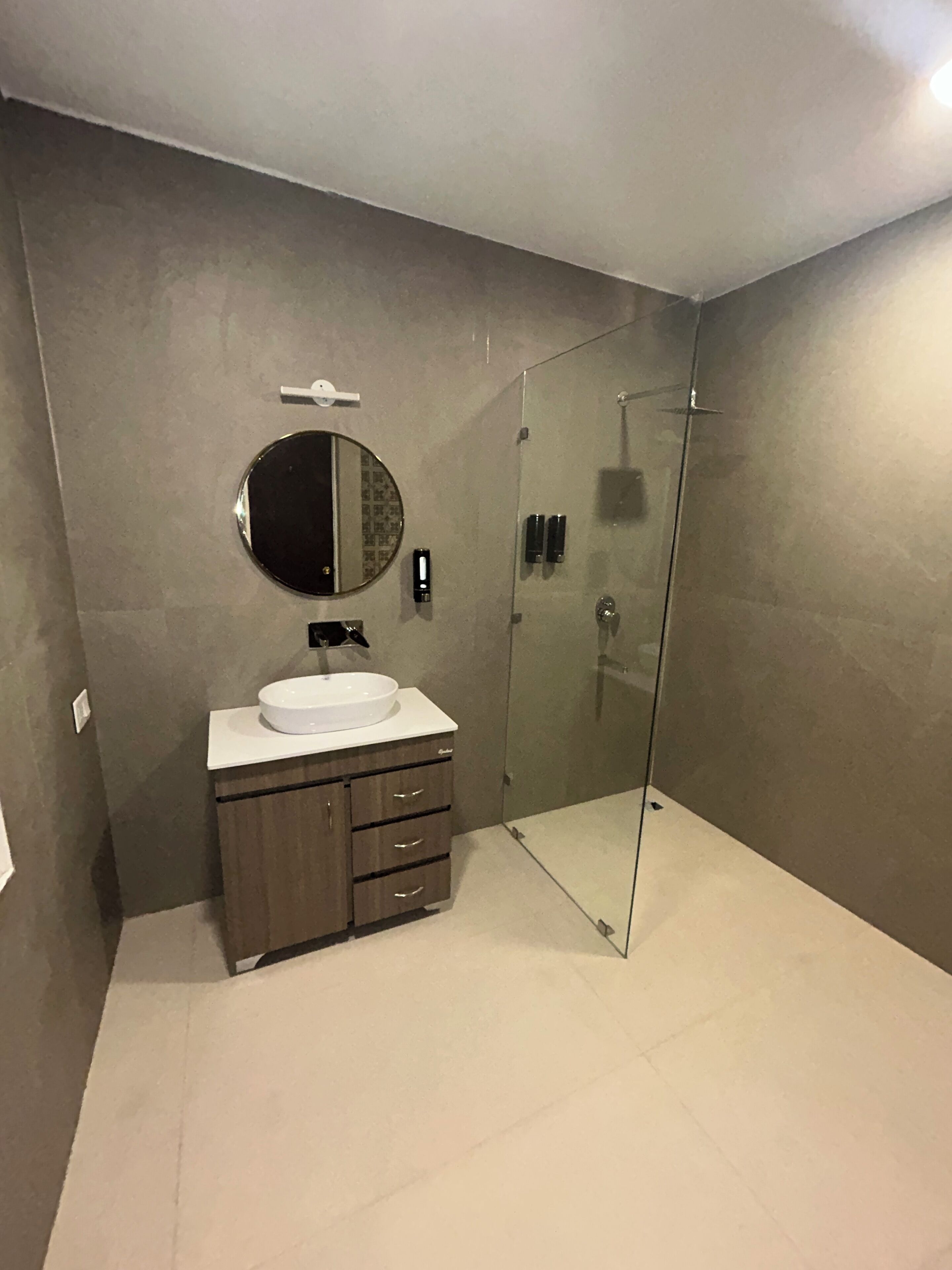 Deluxe-Zweibettzimmer, Gartenblick | Badezimmer | Dusche, kostenlose Toilettenartikel, Haartrockner, Handtücher