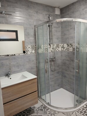 Douche, sèche-cheveux, papier toilette