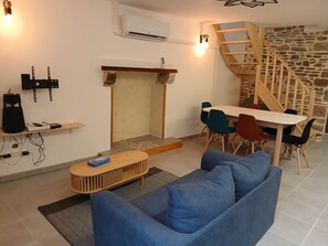 Interior - Montgenêts (Genêts)