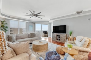 Living area - The Luxe Haven at St. Maarten (Daytona Beach)