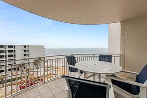 Outdoor dining - The Luxe Haven at St. Maarten (Daytona Beach)