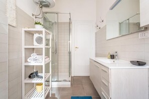 Dusche, Haartrockner, Bidet, Handtücher