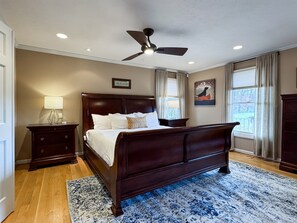 2 sovrum, skrivbord, strykjärn/strykbräda och resesäng