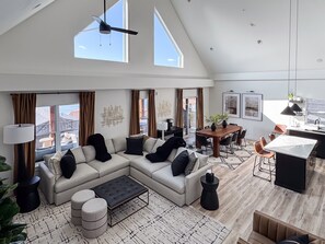 Smart TV, fireplace - Copper Pointe | Lake view, Hot tub, Theatre, Pool table, Dog-friendly (Hollister)