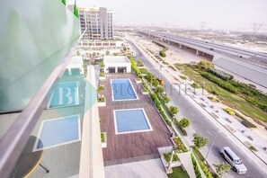 Outdoor pool - Bloomfields Fantastic STU Azizi Riviera (Dubai)