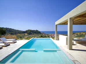 Outdoor pool - Design Villa Skioni by Halkidiki Villas (Kassandra)