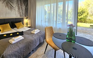 컴포트 스튜디오 스위트 | 거실 공간 | 평면 TV