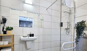 Comfort-Studiosuite | Badezimmer | Haartrockner, Handtücher