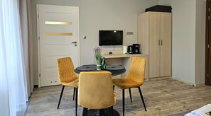 컴포트 스튜디오 스위트 | 거실 공간 | 평면 TV