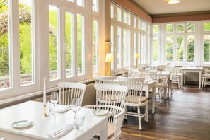 Breakfast, lunch, dinner served; local cuisine, garden views  - WaldesRuh am See (Aumuehle)