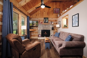 TV, fireplace - Clean and cozy one bedroom for 2- mountain view, hot tub, cute as can be! (Gatlinburg)