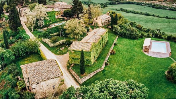 An aerial view of a countryside property with multiple buildings, a swimming pool, and surrounding green fields. - Tuopina Chianti House [AC- Free Parking] (Topina)