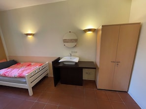 3 habitaciones, tabla de planchar con plancha, wifi y ropa de cama