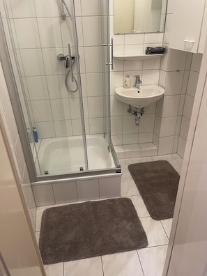 Shower, hair dryer, towels, soap - Historic old town apartment - best location for everything.... on foot (Schwäbisch Hall)