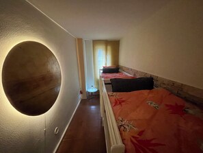 3 habitaciones, tabla de planchar con plancha, wifi y ropa de cama