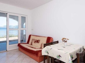 Appartement (Two Bedroom Apartment with Terrace an) | Salle de séjour | Télévision à écran plat de 32 pouces avec chaßnes par cùble