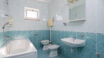 Apartment (One Bedroom Apartment with Terrace an) | Bathroom | Towels