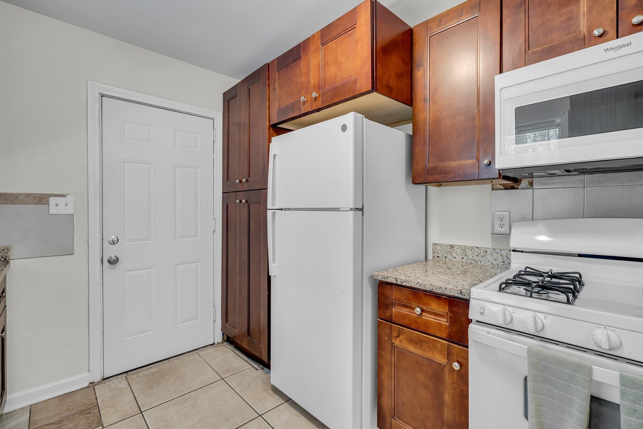 Jääkaappi, mikroaaltouuni, uuni, liesi