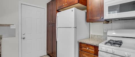 ثلاجة، ميكروويف، فرن، موقد طهي مسطح