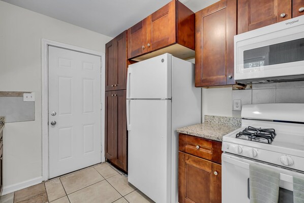 Jääkaappi, mikroaaltouuni, uuni, liesi