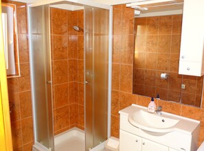 Appartement (Two Bedroom Apartment Luna 2) | Salle de bain | Serviettes fournies