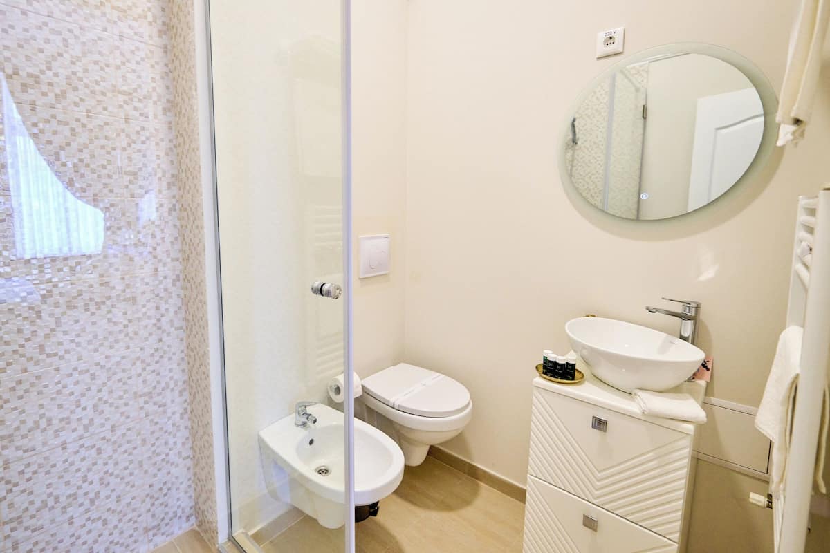 Deluxe tweepersoonskamer, uitzicht op baai | Badkamer | Een haardroger, badjassen, pantoffels, handdoeken