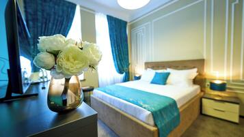 Kamar Double Deluks, pemandangan teluk | 1 kamar tidur, brankas, ruang kerja ramah laptop, dan tirai kedap cahaya