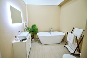 Business Room | Bathroom | Hair dryer, bathrobes, slippers, towels - G Danube Boutique Hotel (Braila)
