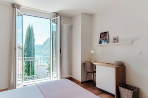 1 bedroom, down comforters, iron/ironing board, bed sheets - Dream Lake 2  (Lugano)