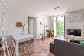 Appartement Deluxe, balcon, vue lac | Coin séjour