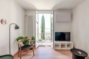Deluxe Apartment, Balcony, Lake View | Living area | 32-inch flat-screen TV with satellite channels - Dream Lake 2  (Lugano)