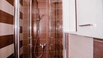 Double Room (Double Room with Balcony 4) | Bathroom | Shower, towels