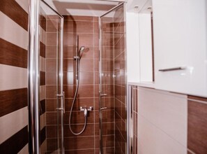 Double Room (Double Room with Balcony 4) | Bathroom | Shower, towels