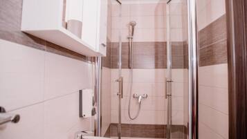 Double Room (Double Room with Balcony 2) | Bathroom | Shower, towels