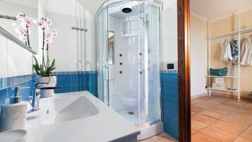 Asciugacapelli, bidet, asciugamani, sapone