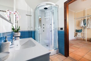 Secadora de cabello, bidet, toallas, jabón 