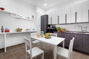 Fridge, oven, stovetop, dishwasher
