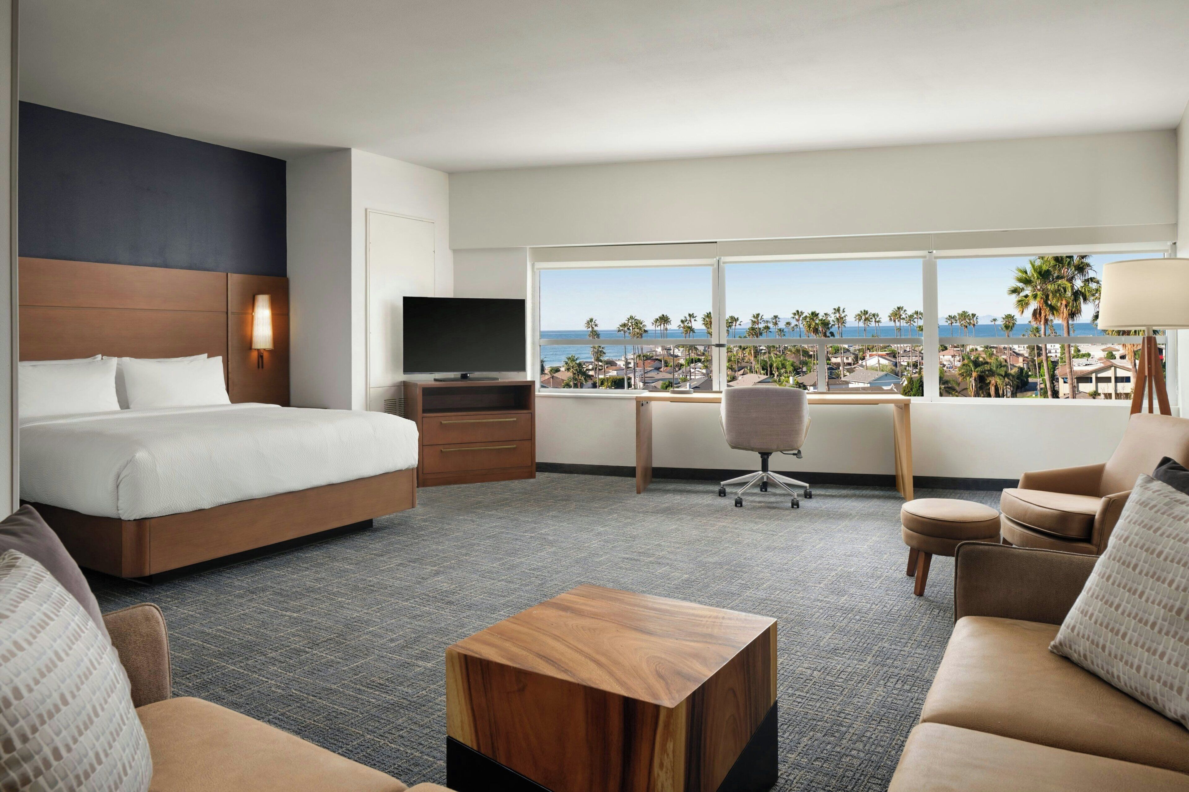 Escritorio, espacio para trabajar con laptop y wifi gratis 