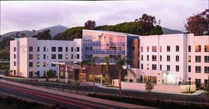 Fassade der Unterkunft – Abend/Nacht