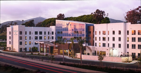 Fachada da propriedade à noite