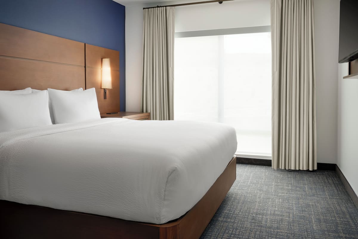 Desk, laptop workspace, free WiFi, bed sheets