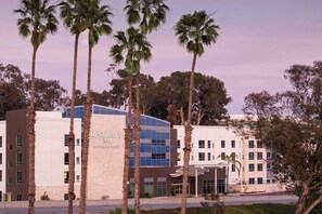 Un edificio moderno con un cartel que dice 'Residence IN by Marriott'.