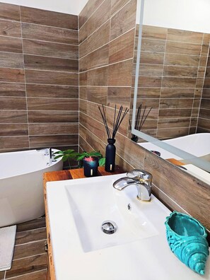 Een haardroger, een bidet, handdoeken, zeep