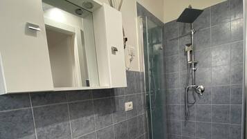 Douche, sèche-cheveux, bidet, serviettes fournies