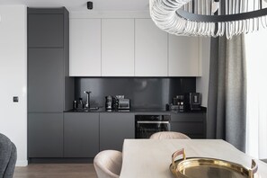 Lägenhet Deluxe | Eget pentry | Stort kylskåp, spishäll, diskmaskin och vattenkokare